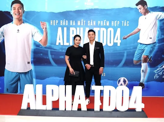 Tiến Dũng cùng vợ sắp cưới tại sự kiện 