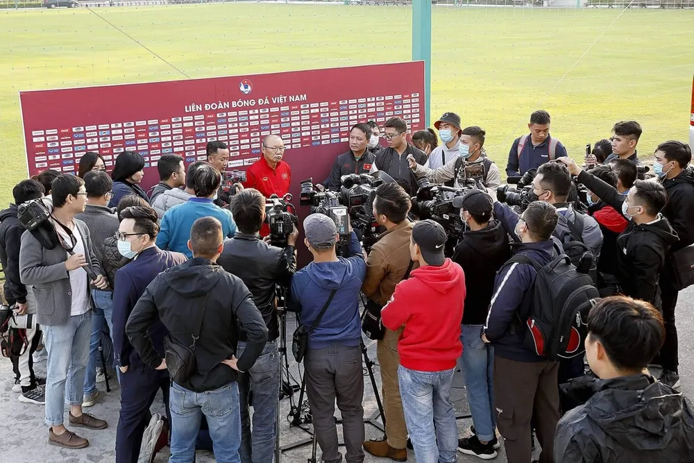 Buổi tập của đội thu hút đông đảo giới truyền thông. Ảnh: MINH HOÀNG