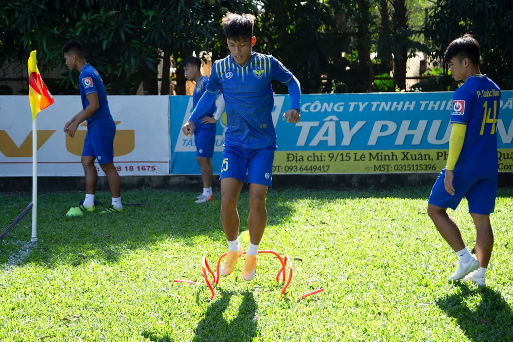 Hài hước CLB Gia Định: Đá thăng hạng... rồi xin xuống hạng lại! ảnh 2