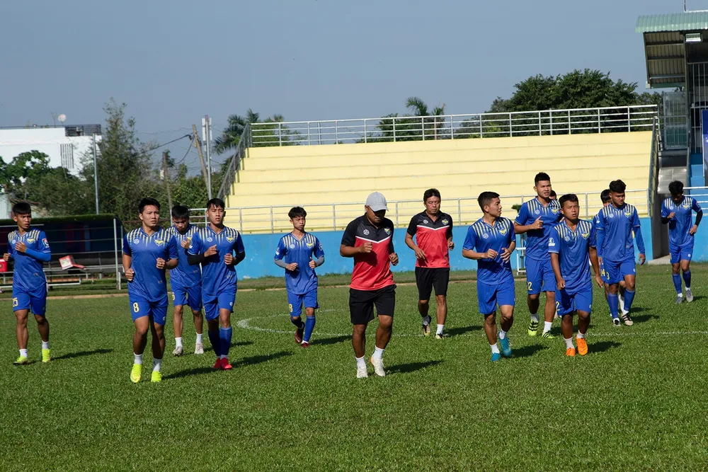 Thầy trò đội bóng vẫn tập luyện trong những ngày qua