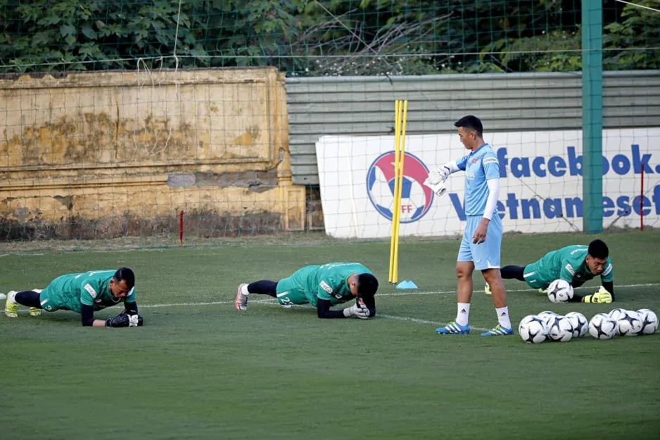 Thủ môn Tấn Trường (bìa trái) trong buổi tập mới đây ở ĐTQG. Ảnh: MINH HOÀNG