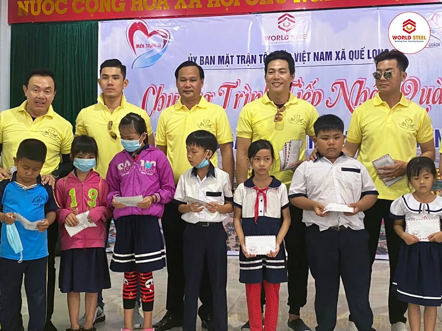 World Steel cùng văn nghệ sỹ đến với học sinh khó khăn ở miền Trung  ảnh 2
