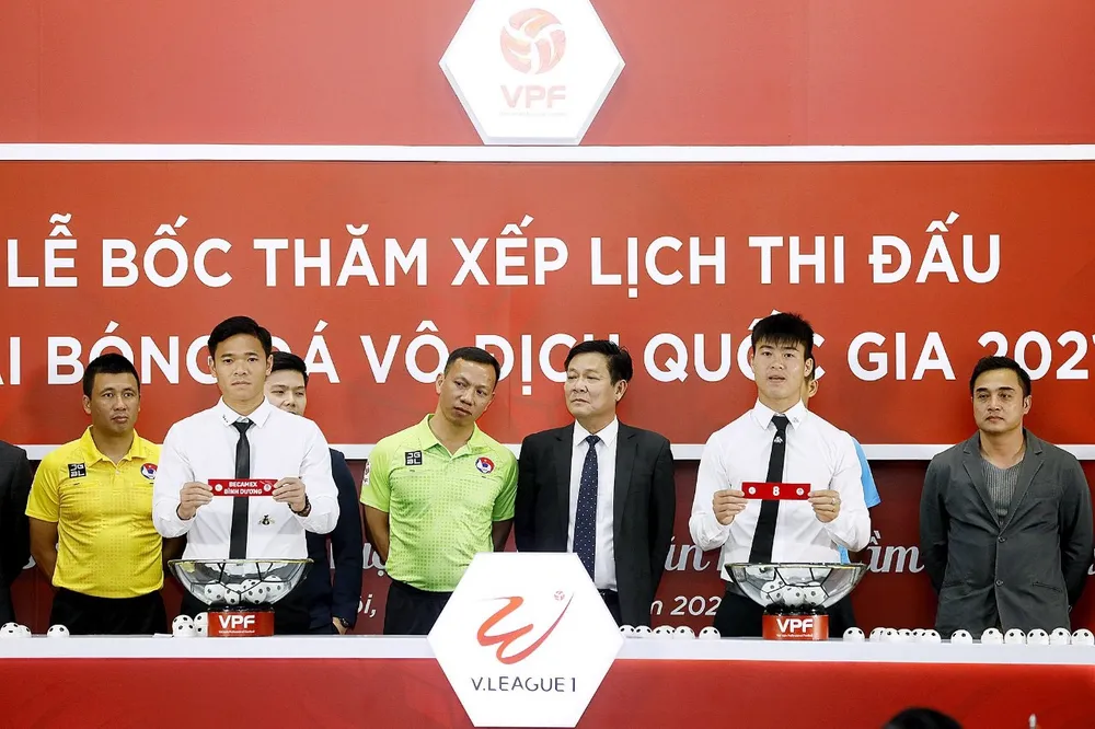 Duy Mạnh và Nguyên Mạnh tại lễ bốc thăm. Ảnh: Minh Hoàng 