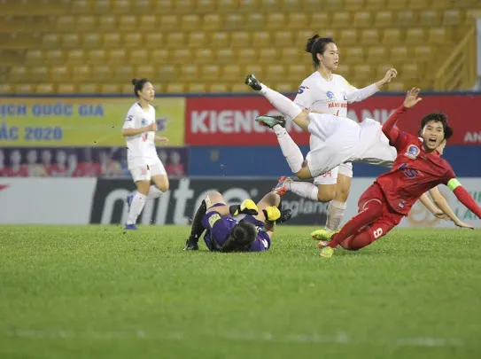 Sơn La (áo đỏ) khép lại giải đấu bằng chiến thắng trước Hà Nội II.