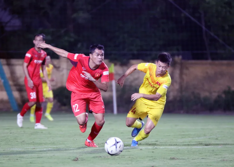 HLV Park Hang-seo 24 cầu thủ U22 chuẩn bị gặp các đàn anh ảnh 1