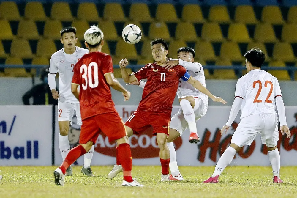Văn Quyết trong cuộc so tài cùng U22 Việt Nam. Ảnh: Minh Hoàng 