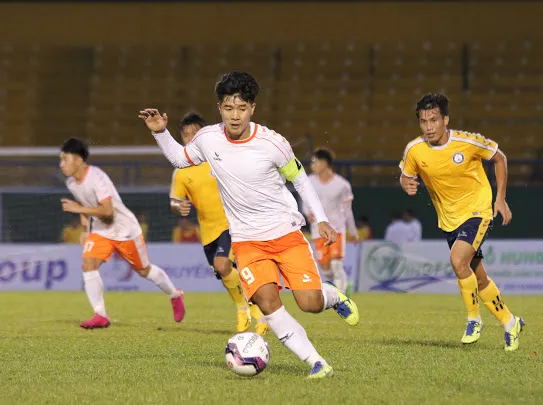 Đức Chinh được trao băng thủ quân trong trận này