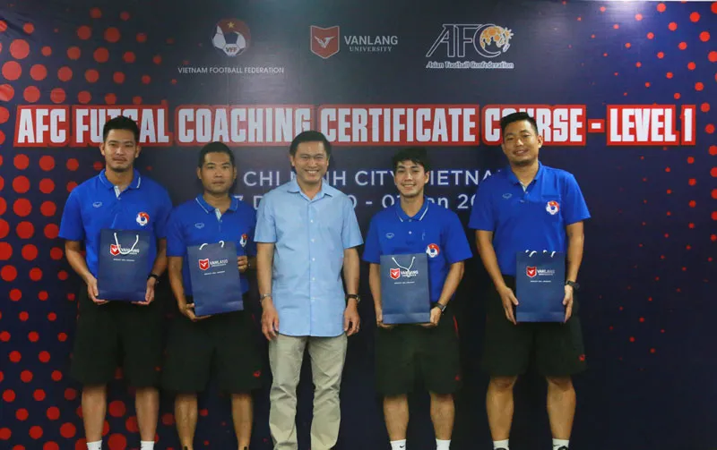 Ông Trần Anh Tú trao quà tặng cho các học viên tham dự