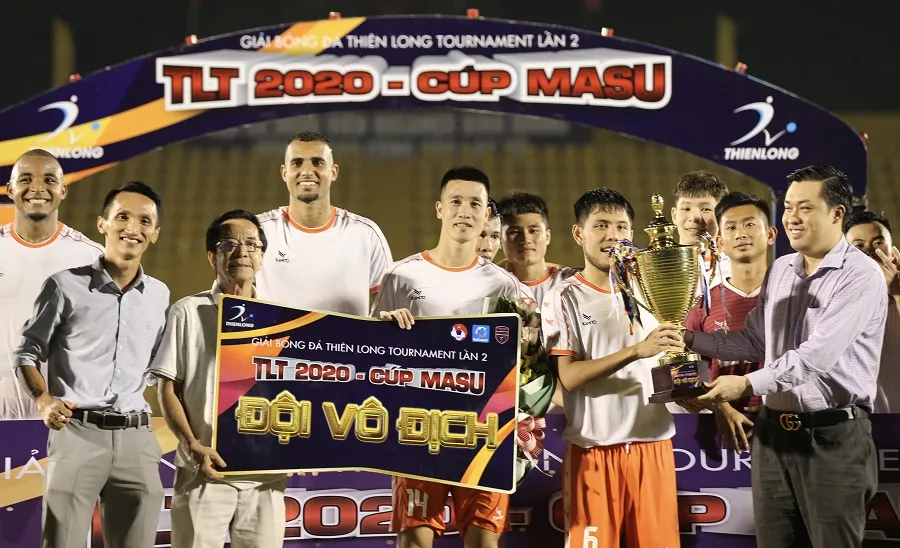 Đội Đà Nẵng trong niềm vui giành Cúp vô địch. Ảnh: DŨNG PHƯƠNG