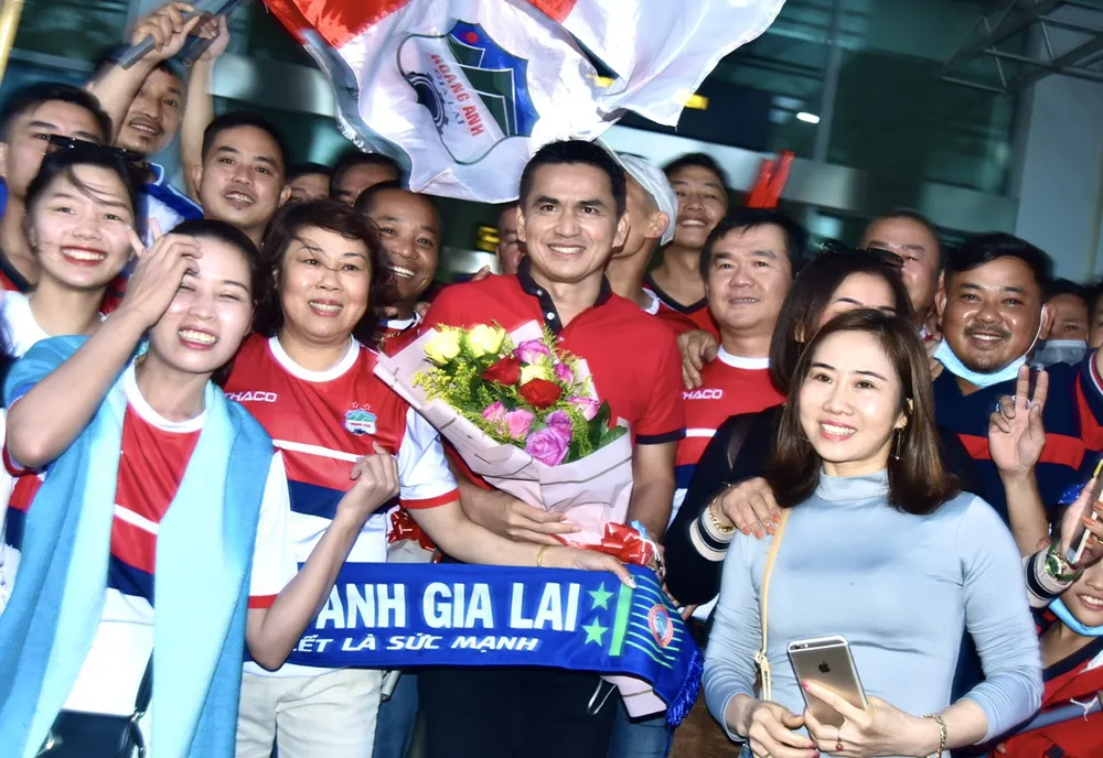 Người hâm mộ HA.GL chào đón HLV Kiatisak ảnh 1