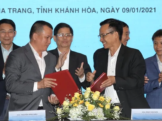 Đại diện nhà tài trợ và CLB Khánh Hòa tại buổi ký hợp đồng. Ảnh: Dũng Phương 