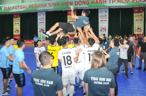 HLV Phạm Minh Giang được đề cử vào tốp 10 HLV xuất sắc thế giới ảnh 1