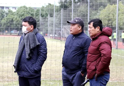 Trọng tài yếu thể lực nhưng... vẫn vượt qua bài kiểm tra thể lực!? ảnh 1