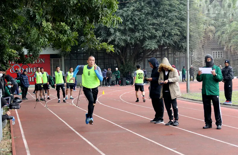 Trọng tài yếu thể lực nhưng... vẫn vượt qua bài kiểm tra thể lực!? ảnh 2