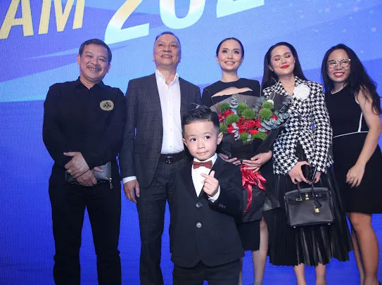 Gia đình Văn Quyết có mặt tại Gala chung vui cùng anh. Ảnh: DŨNG PHƯƠNG 