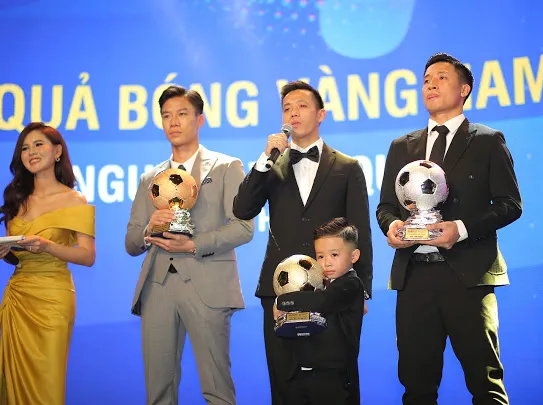 Bà xã Văn Quyết không bất ngờ khi chồng đoạt QBV Việt Nam 2020 ảnh 1