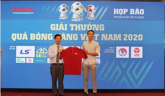 Ông Nguyễn Tuấn Thanh trao tặng áo kỷ niệm đến Phó Tổng biên tập Báo SGGP, trưởng BTC Giải thưởng QBV Việt Nam Nguyễn Nhật