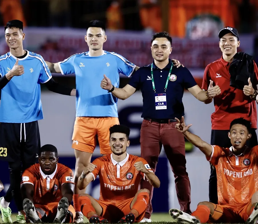 HLV Nguyễn Đức Thắng cùng các học trò giành trọn 3 điểm ở vòng 2. Ảnh: DŨNG PHƯƠNG