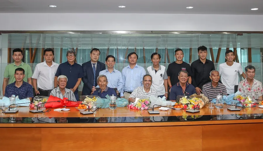 Quả bóng Vàng Việt Nam chia sẻ hơi ấm ngày Tết đến các cựu tuyển thủ ảnh 3