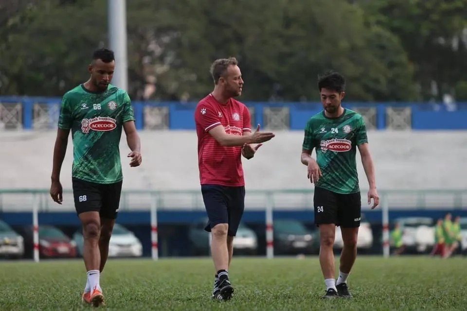 Các thầy ngoại kéo nhau đi nghỉ mát ảnh 2