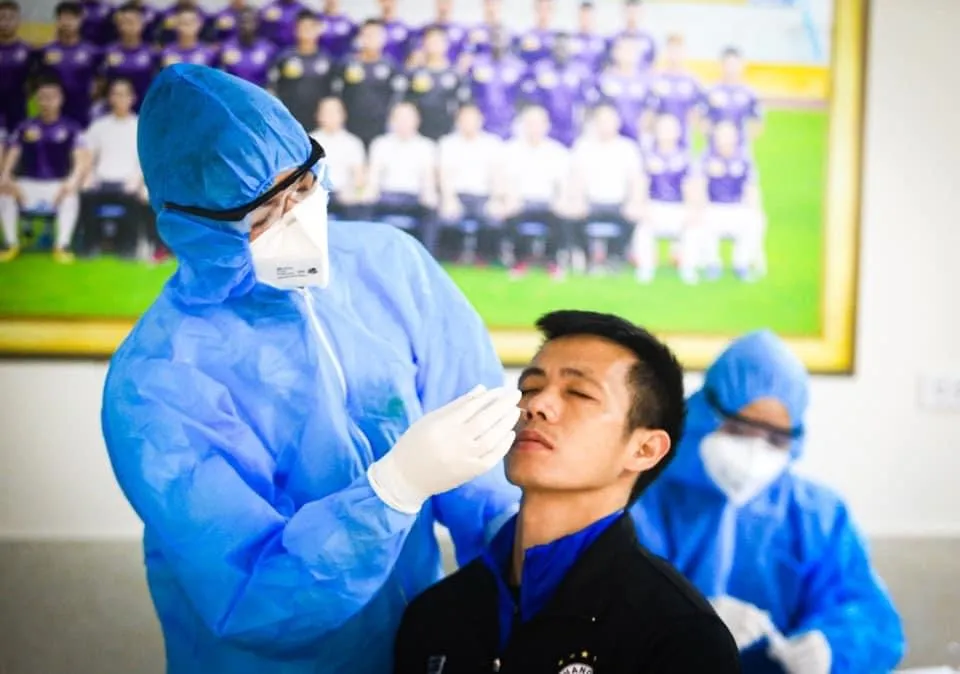 Văn Quyết đang được lấy mẫu xét nghiệm 