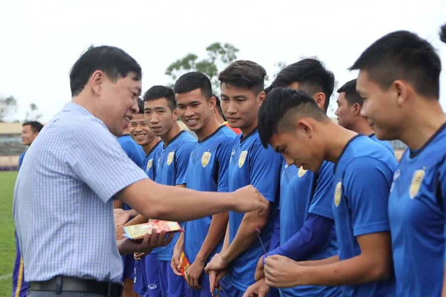 Lãnh đạo CLB Quảng Nam lì xì đầu Xuân cho các cầu thủ