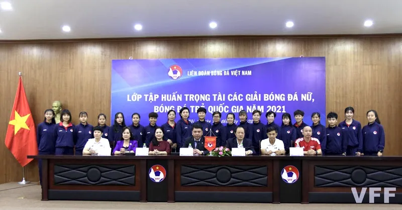 Các trọng tài nữ khởi động cho mùa bóng mới ảnh 1