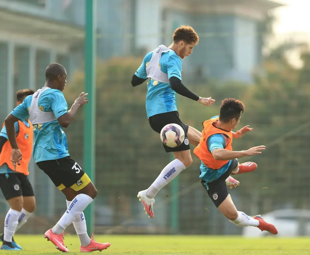 Các ngoại binh "tiền tỉ" ở Hà Nội FC chưa thể hiện như mong chờ. Ảnh: HNFC