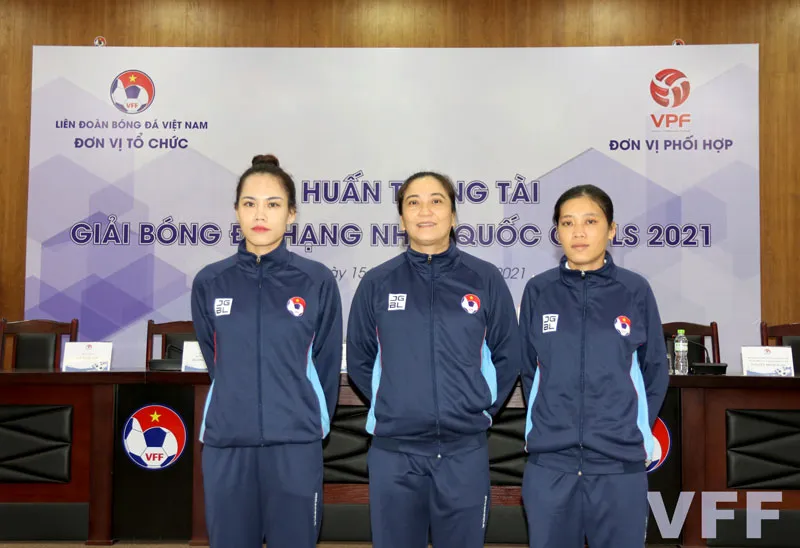 Các nữ trọng tài tham gia lớp tập huấn