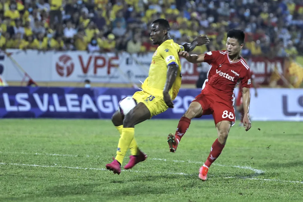 Trọng Hoàng tỏa sáng, Viettel FC thắng ngược chủ nhà Nam Định ảnh 1