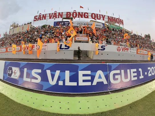 Sân Quy Nhơn đang sống lại hình ảnh "chảo lửa" bóng đá miền Trung. Ảnh: DŨNG PHƯƠNG 