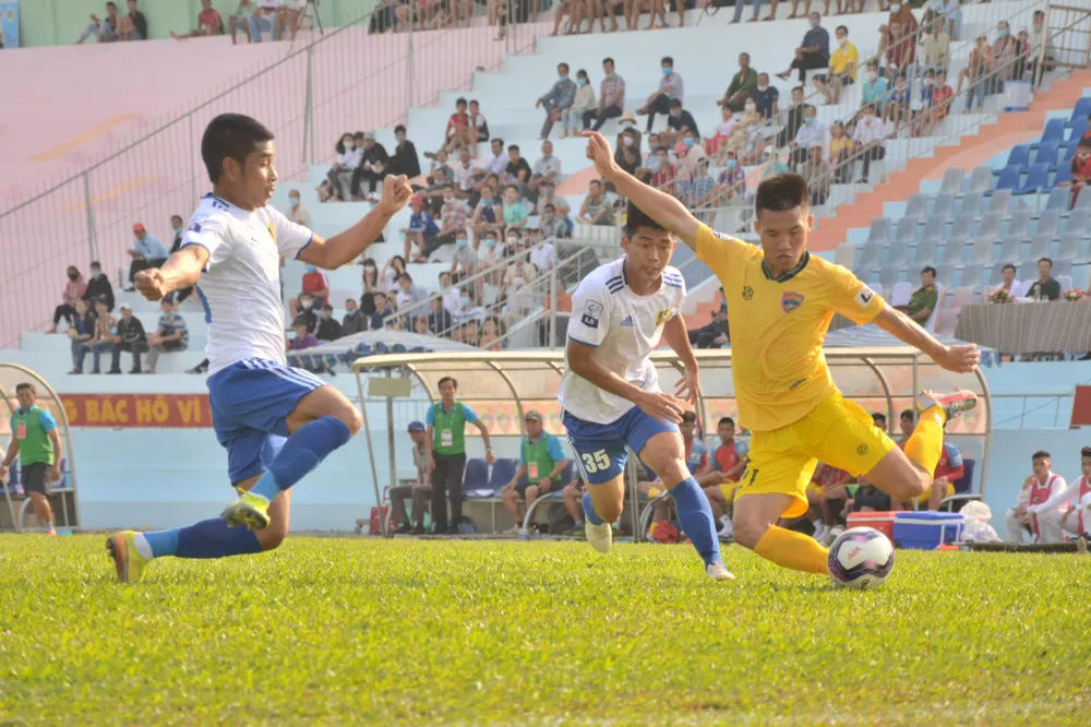 Nữ trọng tài ra mắt ấn tượng tại Giải hạng Nhất LS 2021 ảnh 1