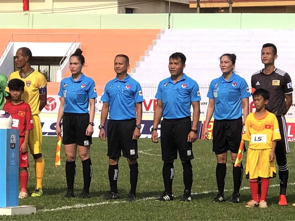 Hai trợ lý trọng tài nữ trong trận Đắk Lắk - Huế
