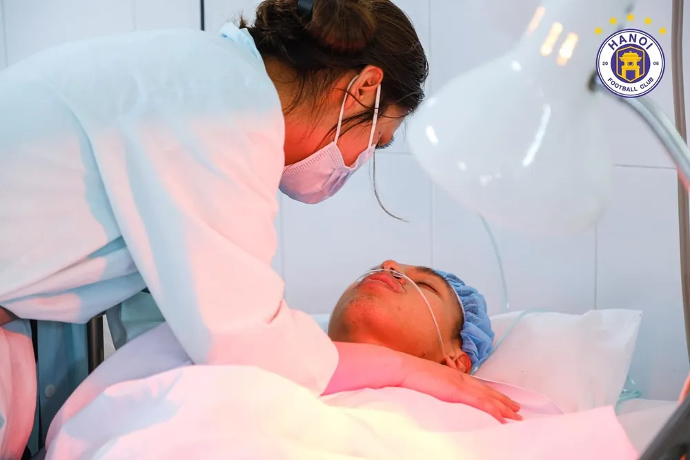 Vợ của Hùng Dũng đã có mặt tại bệnh viện để chăm sóc anh sau ca phẫu thuật