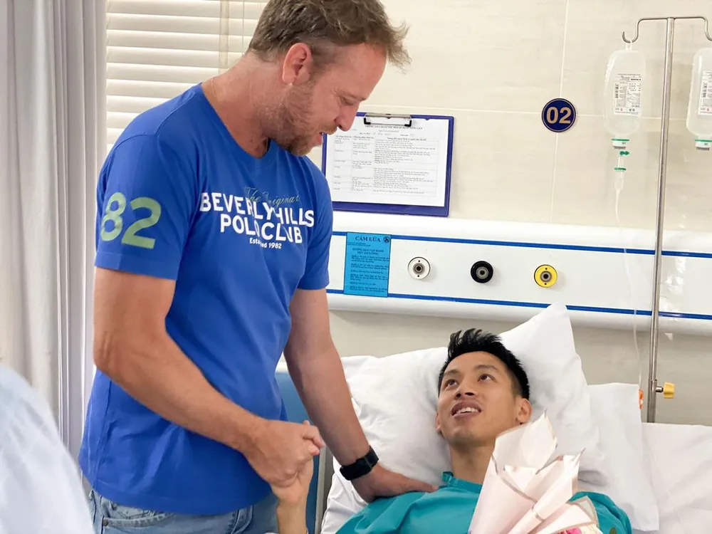 HLV Polking (CLB TPHCM) đến bệnh viện thăm Hùng Dũng vào trưa 24-3