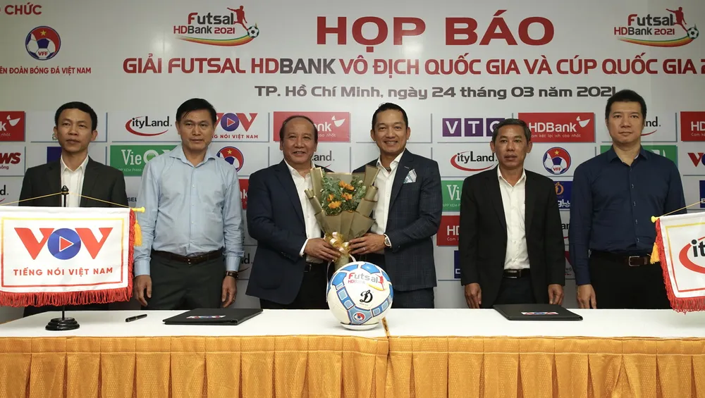 Lãnh đạo VOV trao tặng hoa cho nhà tài trợ tại lễ ký hợp đồng chiều 24-3. Ảnh: HOÀNG HÙNG