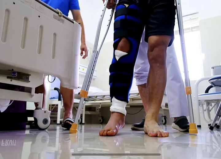 Đỗ Hùng Dũng bắt đầu tập đi sau phẫu thuật ảnh 1