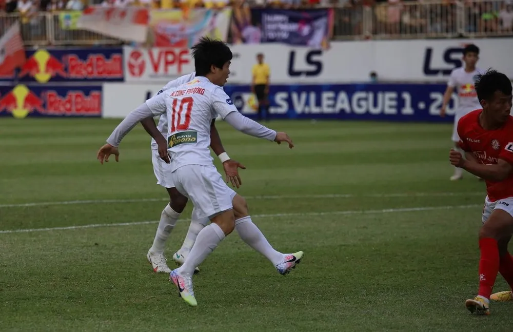 Công Phượng vừa vào sân đã đóng vai người hùng cho HA.GL. Ảnh: ANH TIẾN