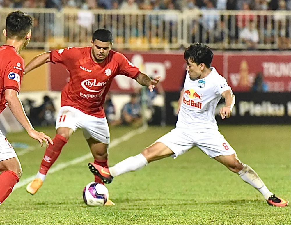 HA.GL – CLB TPHCM 3-0: Đội khách tiếp tục ‘chìm sâu’ ảnh 1