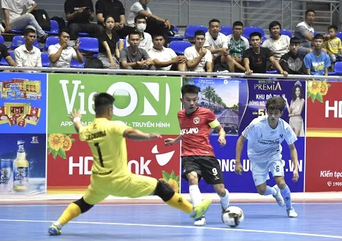 Hưng Gia Khang Đắk Lắk (áo đỏ) thể hiện sức mạnh trước VietFootball 