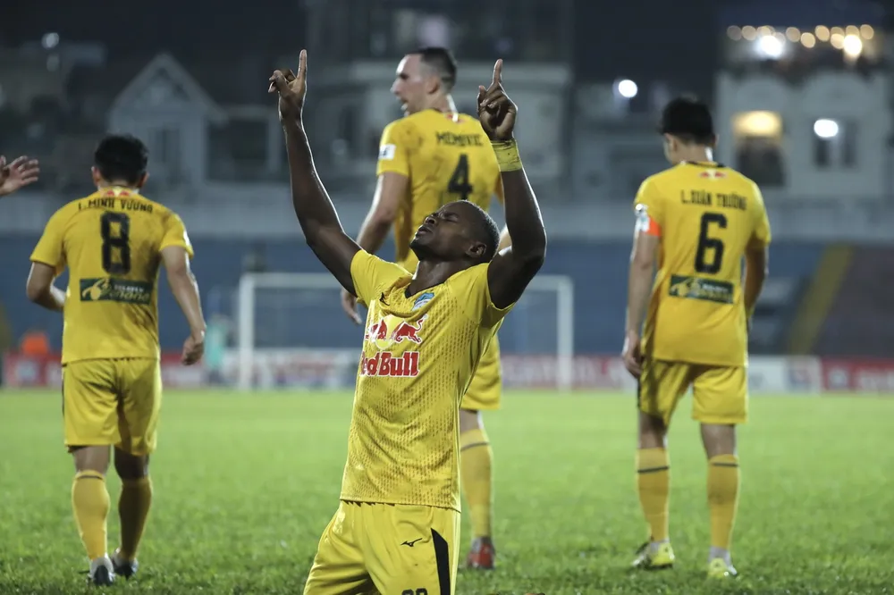 Washington tỏa sáng trong chiến thắng của HAGL trên sân Lạch Tray. Ảnh: MINH HOÀNG