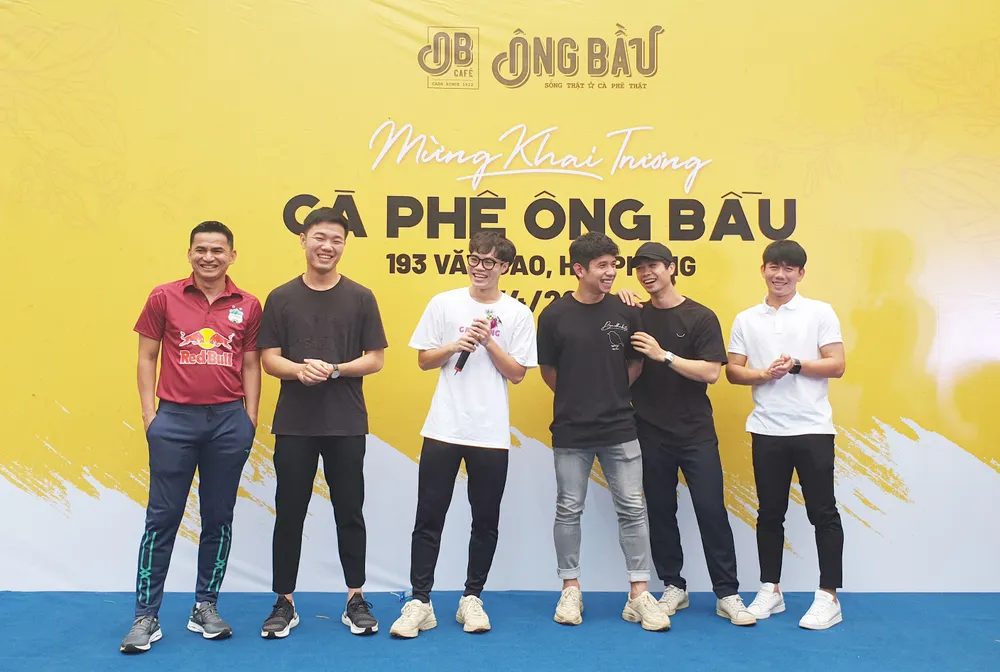 HLV Kiatisak cùng đại diện cầu thủ HAGL đến chia vui cùng Văn Toàn 