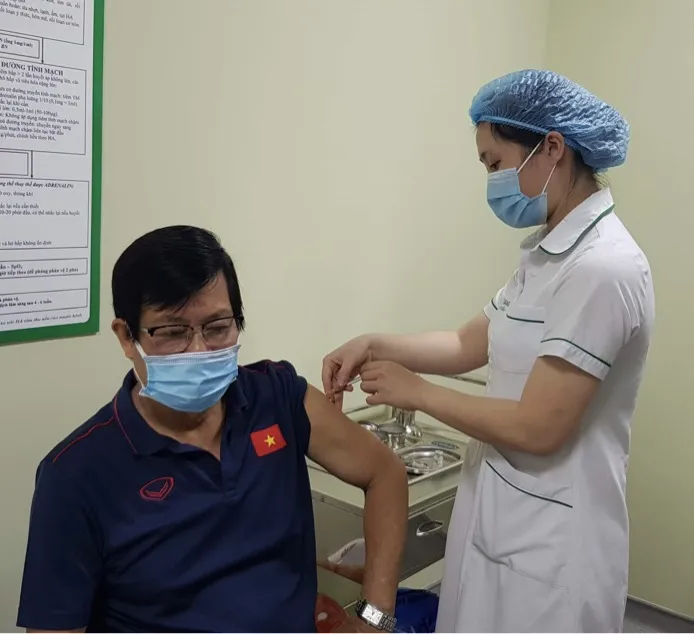 HLV Park Hang-seo được tiêm vacxin phòng Covid-19 ảnh 2