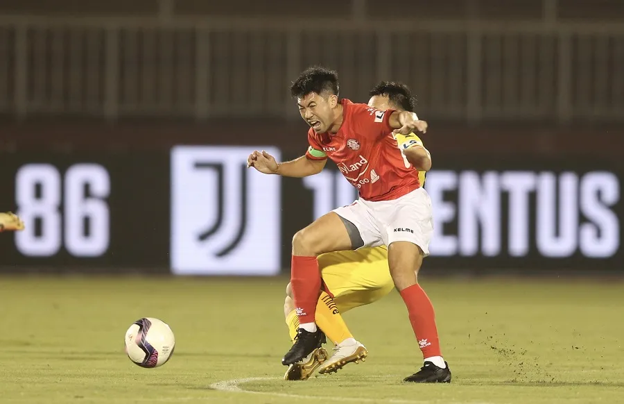 Văn Đức mờ nhạt, Lee Nguyễn ghi bàn, CLB TPHCM thắng SLNA ảnh 1