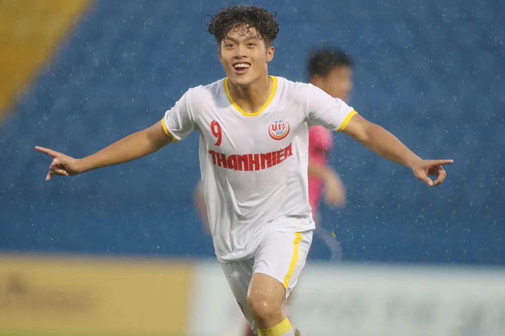 Quốc Việt tiếp tục tỏa sáng với cú đúp vào lưới Sài Gòn