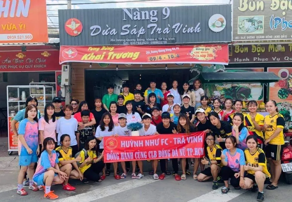Huỳnh Như mở quán dừa sáp để quảng bá đặc sản quê Trà Vinh ảnh 5