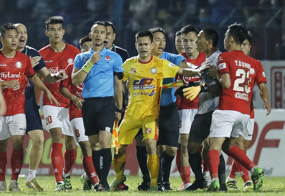 Nhiều cá nhân của CLB TPHCM lãnh án phạt nghiêm khắc từ VFF ảnh 1