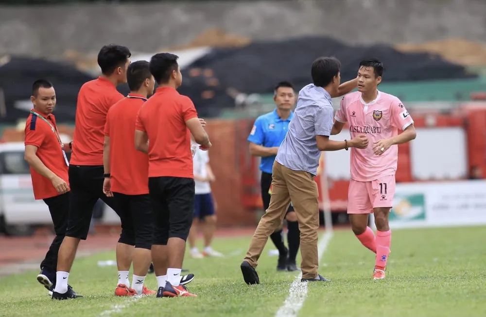 Thắng SLNA 2-0, Hà Tĩnh ‘thay tướng đổi vận’ ảnh 1