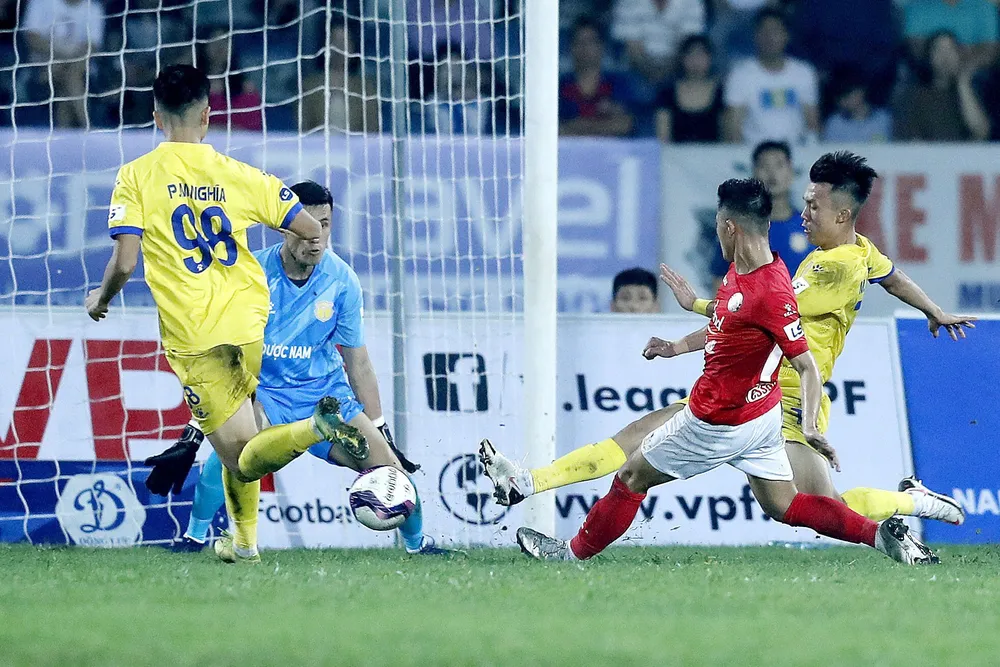 Sự tỏa sáng của Lâm Ti Phông, Lee Nguyễn cũng không thể cứu vãn tình thế của CLB TPHCM. Ảnh: MINH HOÀNG