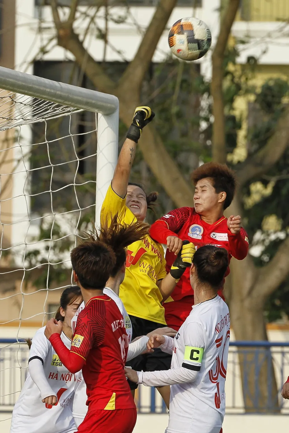 Bích Thuỳ toả sáng trong ngày ra quân của đội nữ TPHCM I ảnh 1